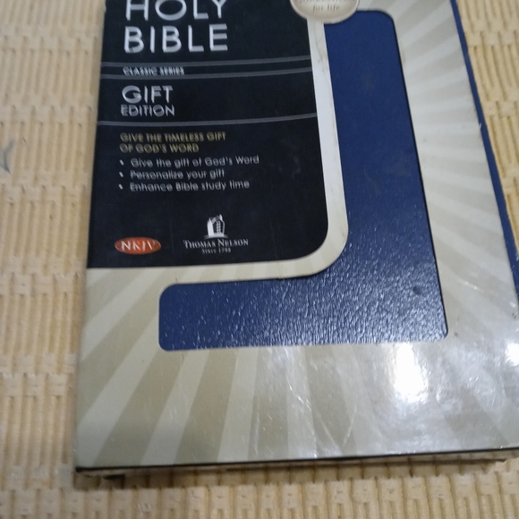 NIP Thomas Nelson Gift Bible - Picture 1 of 8